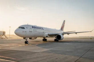 Avion de ligne sur le tarmac d'un aéroport au petit matin
