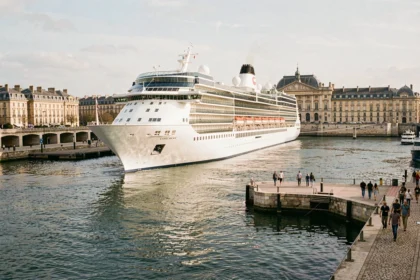 Bateau de croisière amarré sur les quais de la Garonne à Bordeaux avec la Place de la Bourse en arrière-plan