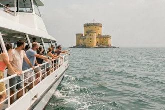 Ferry touristique naviguant vers le Fort Boyard depuis la côte atlantique par temps ensoleillé