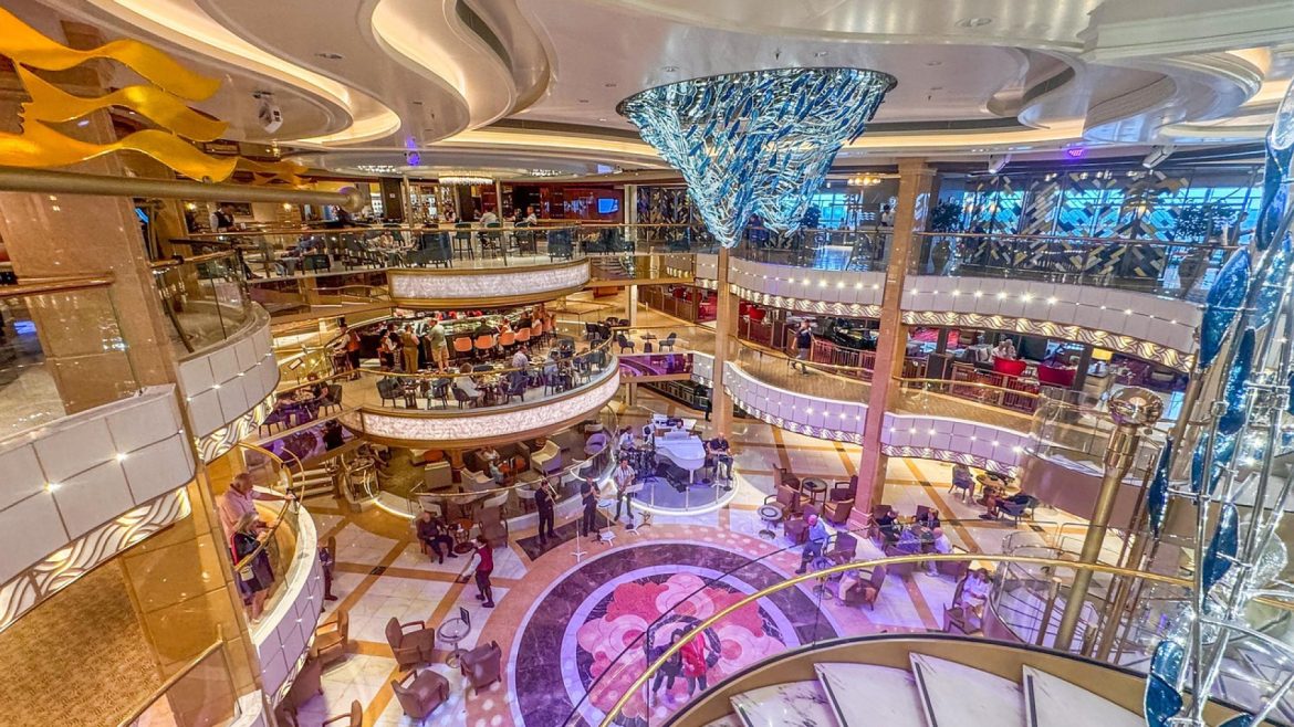 Que trouve-t-on dans un bateau de croisière ? Découverte des espaces et services à bord