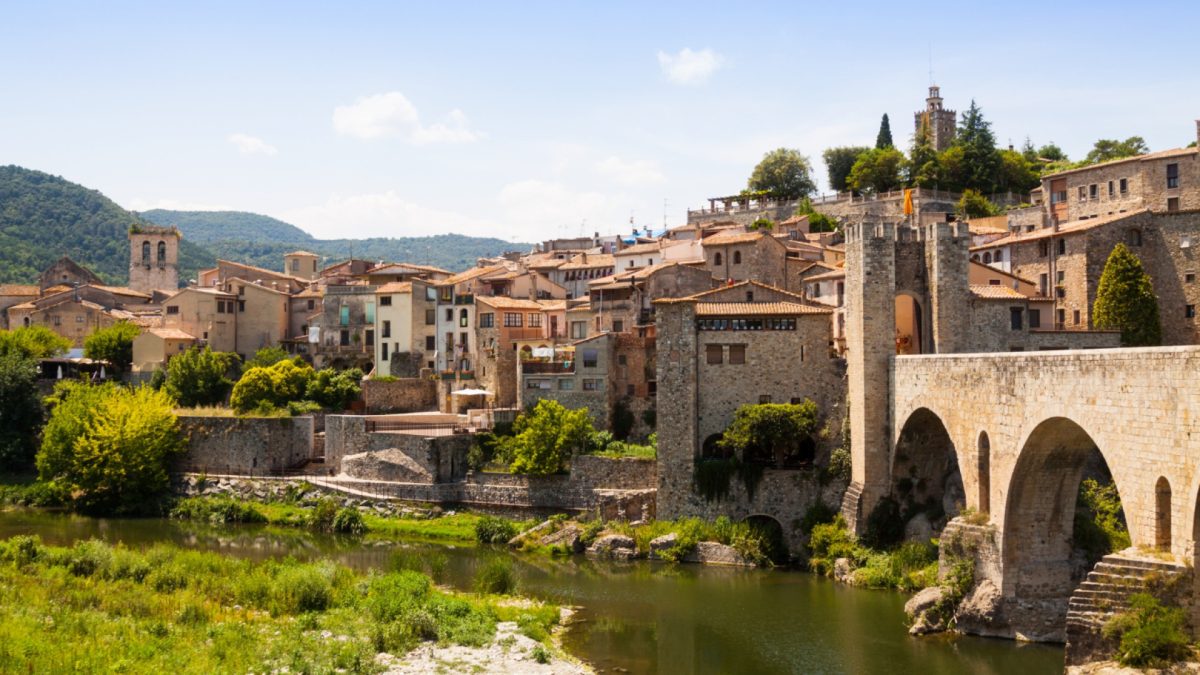 Que voir à Nyons dans la Drôme : monuments, marchés et paysages incontournables