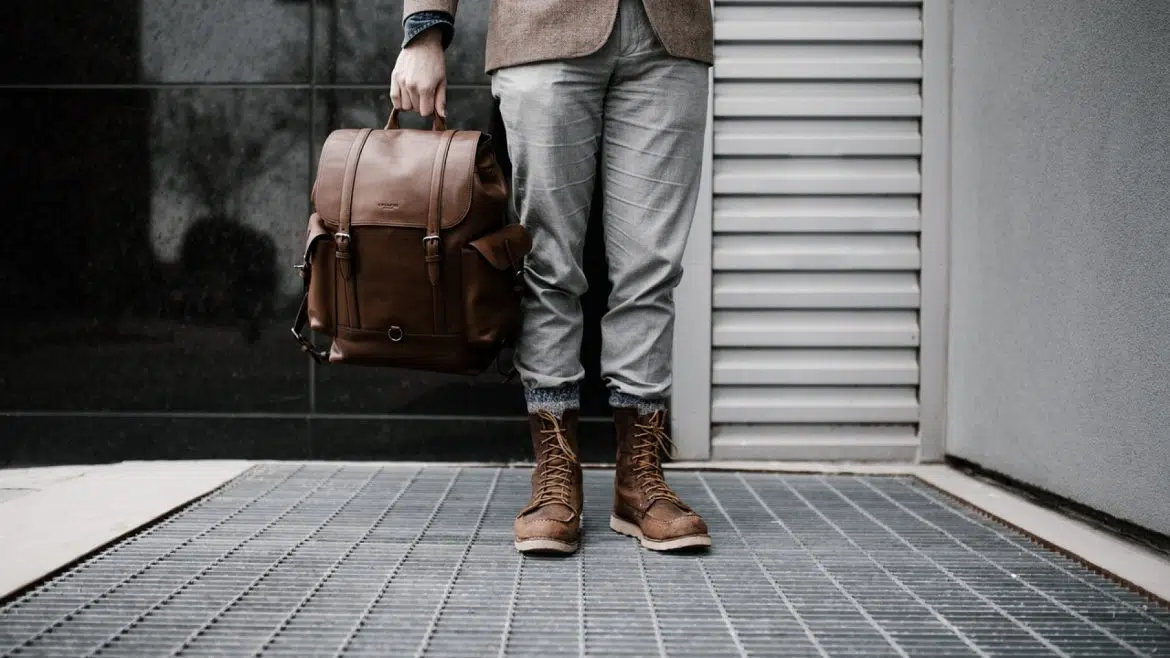 Quels sont les accessoires incontournables à garder dans sa valise lors d'un voyage ?