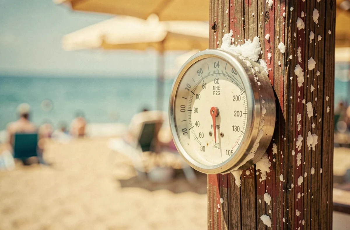 Thermomètre indiquant la température de l'eau de mer en degrés Celsius sur une plage de Nice